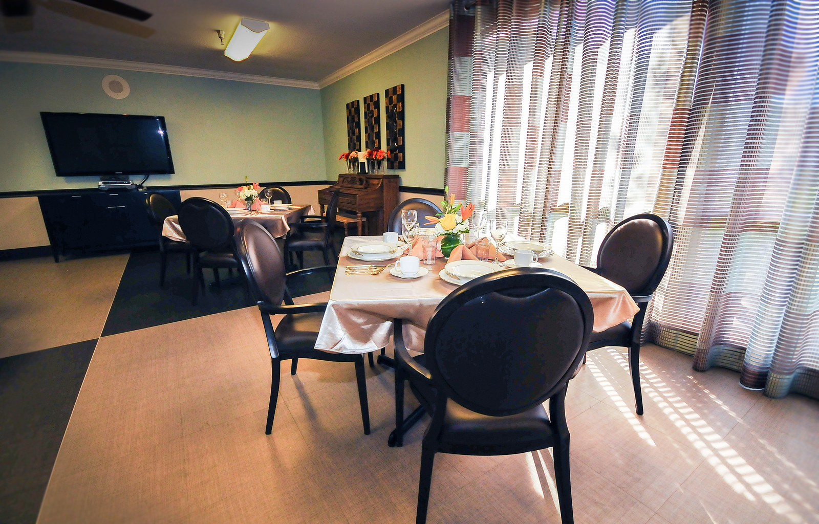 the-dining-room-at-driftwood-healthcare-and-rehabilitation-center