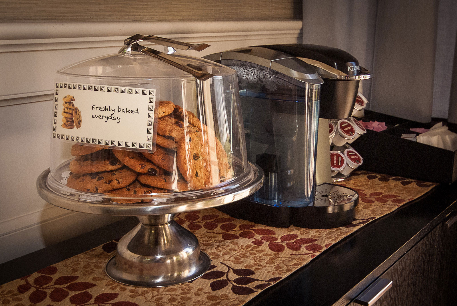 freshly-baked-cookies-and-hot-coffee-at-reception